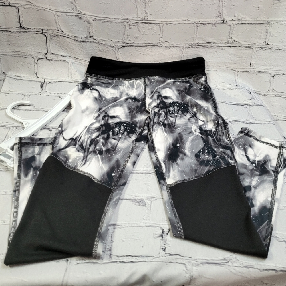 Kohl's girls yoga leggings in star/universe pattern size 10